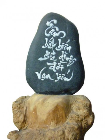 Thư pháp viết trên đá khối lớn